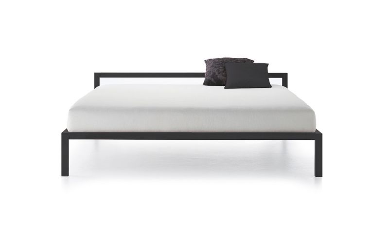 Schlichtes Bettgestell aus Aluminium mit Lattenrost und zwei Kissen. MDF Italia Bett.